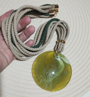 Colar resina amarela