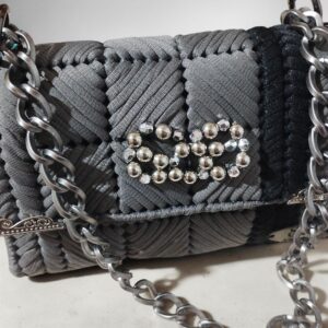 Bolsa de mão cinza e preta