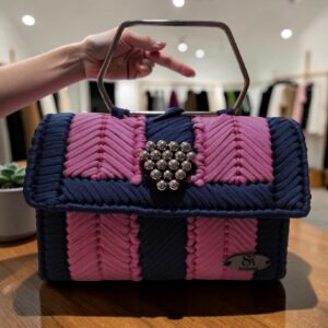Bolsa de mão rosa e azul